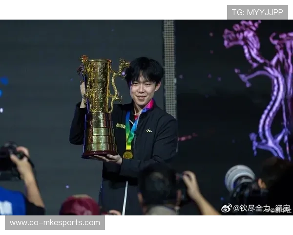 足球大师领衔球星传奇之路 揭示他们背后的奋斗与荣耀