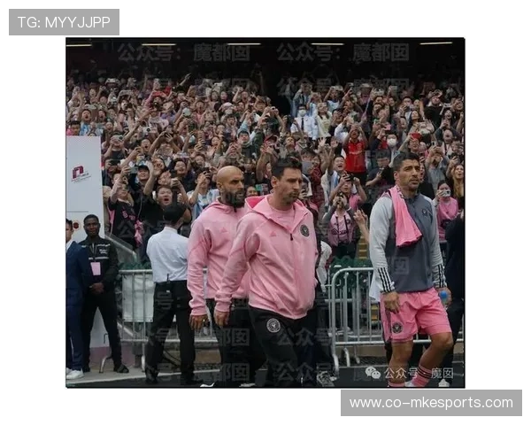 足球巨星亲临拜访粉丝引发热烈反响 探秘球场之外的真实生活