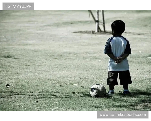 足球巨星挑战街头野球场 亲自踢馆展开非正式对决